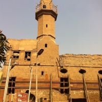 مسجد عارف باشا، الدرب الاحمر